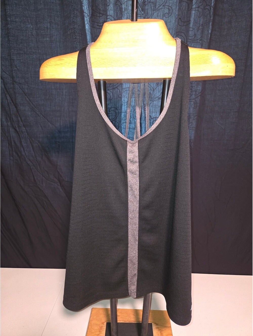 Avia Women's Black and Gray Athletic Tank Top Size Large